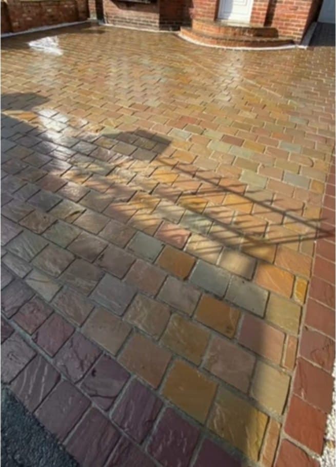 Sierbestrating met warme natuurlijke kleuren, hersteld na hogedrukreiniging van het terras in Zeeland